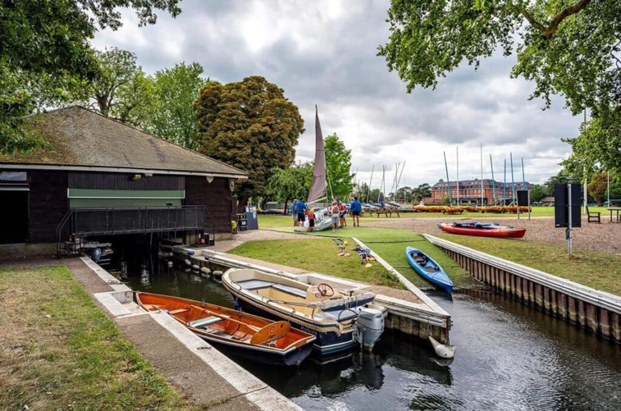 Lensbury Resort Teddington Exterior foto