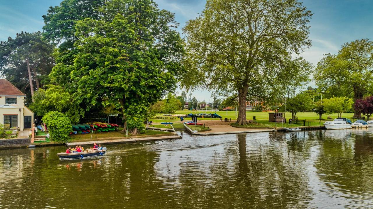 Lensbury Resort Teddington Exterior foto