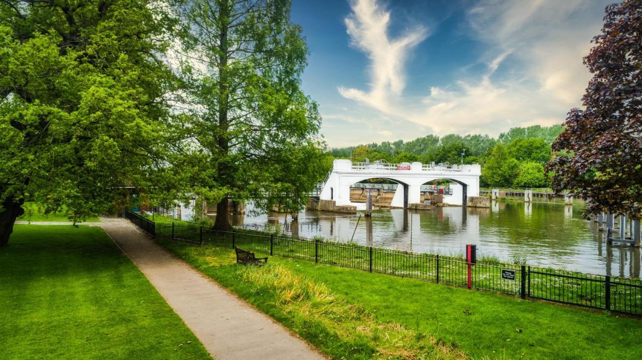 Lensbury Resort Teddington Exterior foto